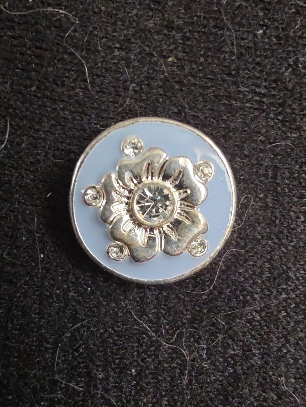 STYLE DOTS Silver Pansy W Center Crystal Snap Charm in Periwinkle